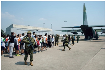 コブラゴールドにおける在外邦人等の保護措置訓練において空自C-130H輸送機へ誘導する隊員(タイ)平成29(2017)年2月